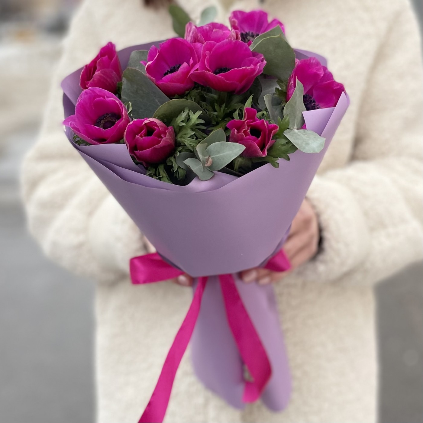 9 малиновых анемонов с эвкалиптом