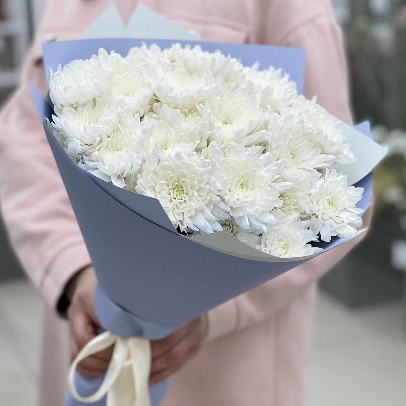7 белых кустовых хризантем Балтика