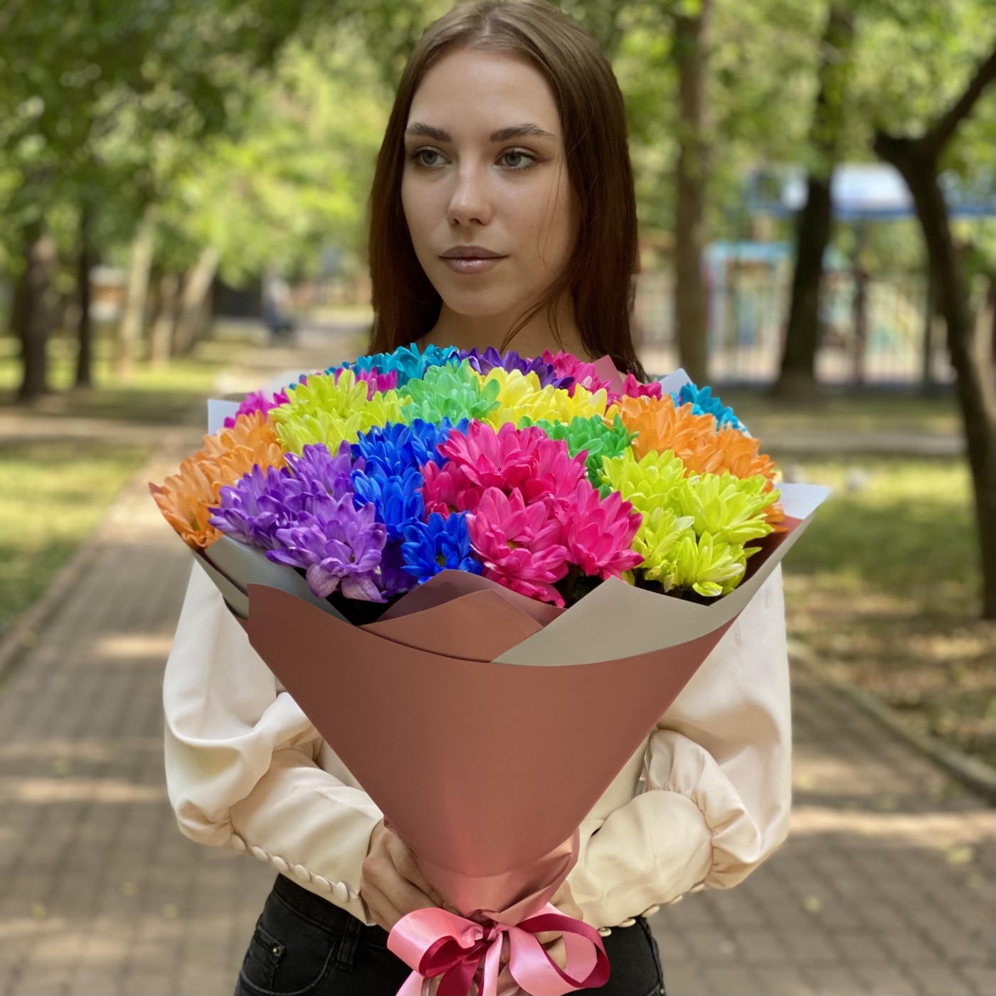 Букет радужных кустовых хризантем
