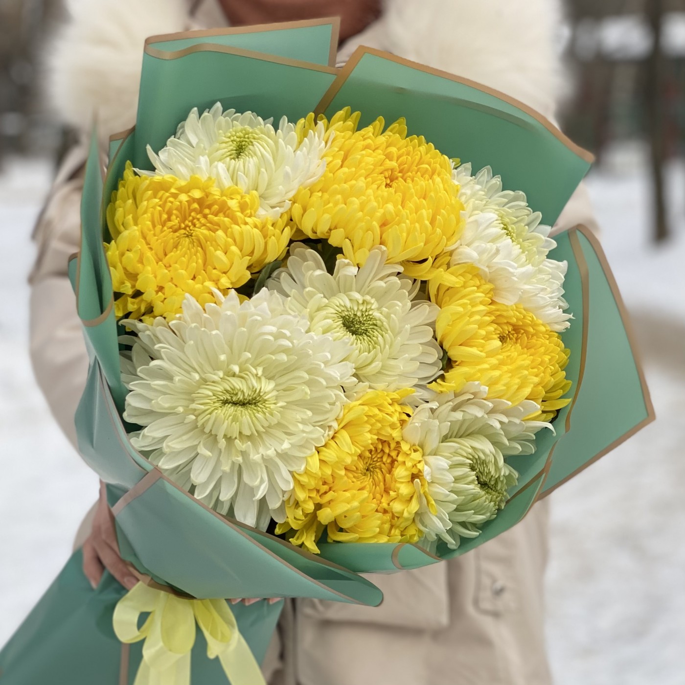 9 желтых и белых хризантем
