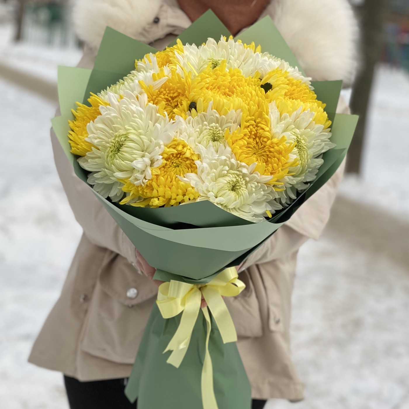 15 белых и жёлтых хризантем
