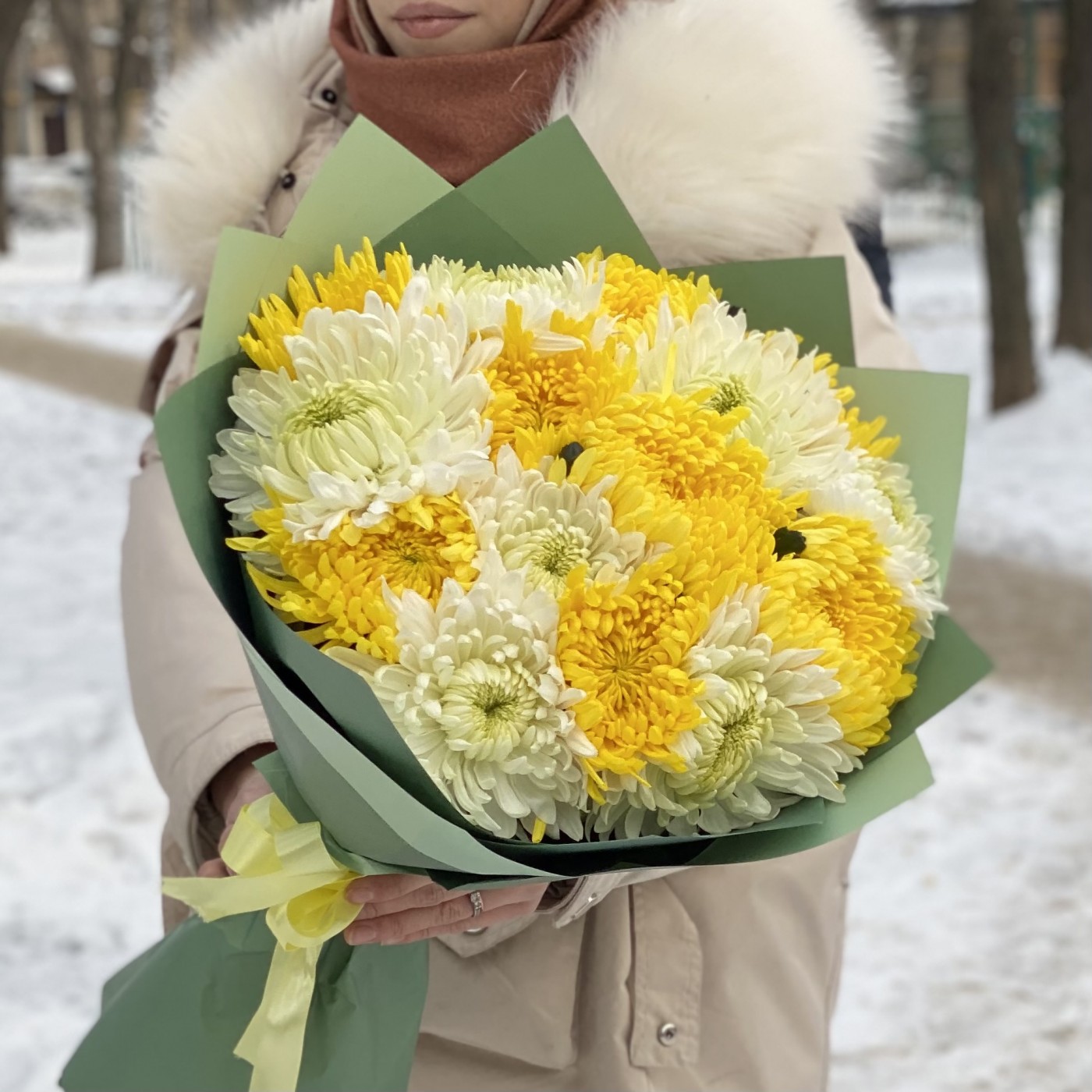 15 белых и жёлтых хризантем
