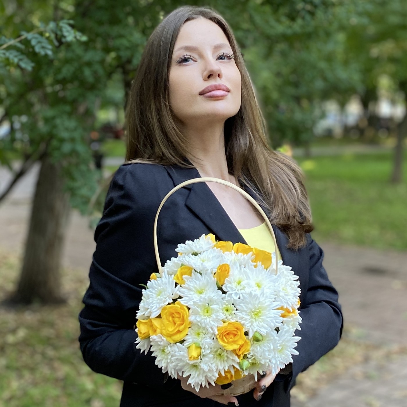 Кустовая белая хризантема Балтика с желтой кустовой розой в корзине