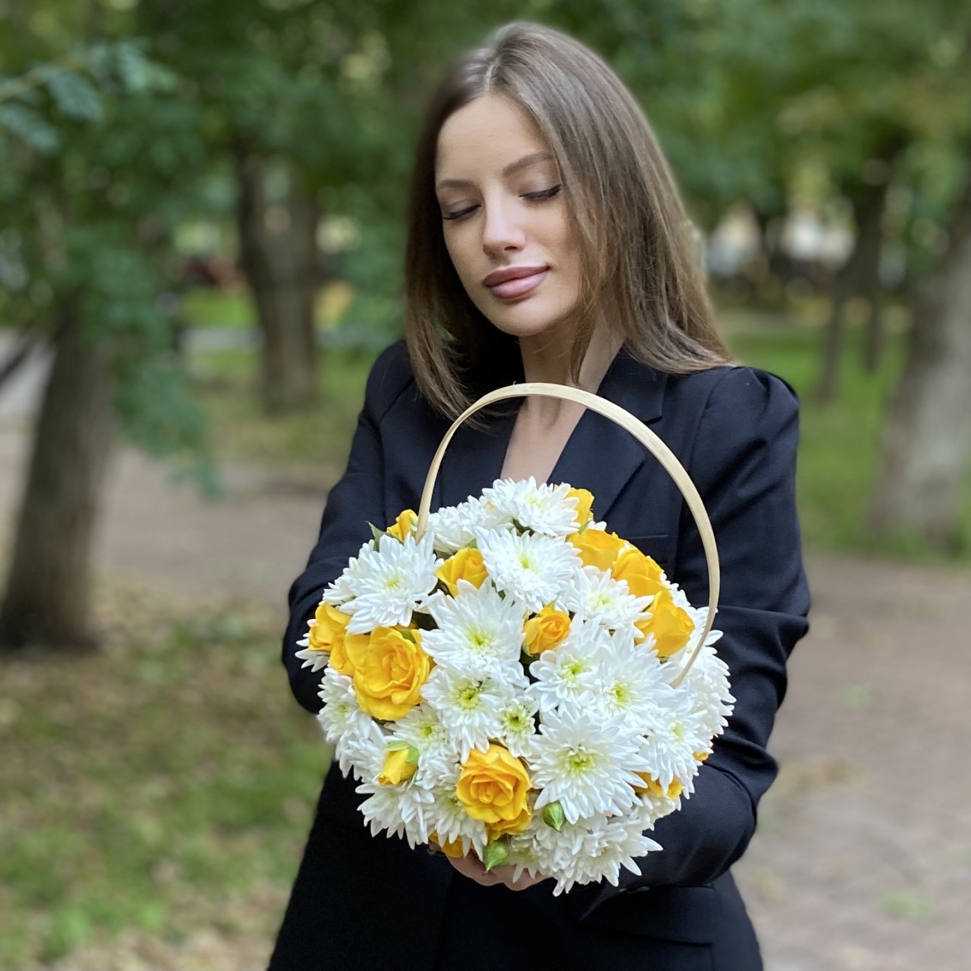 Кустовая белая хризантема Балтика с желтой кустовой розой в корзине
