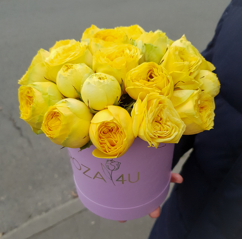 Желтые пионовидные розы в коробке