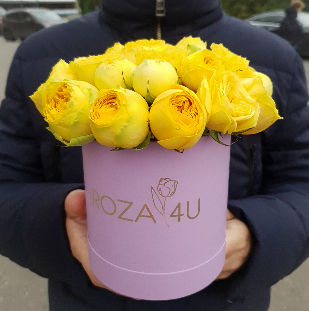 Желтые пионовидные розы в коробке